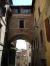 0627d.Perugia.Street arch.jpg (111235 bytes)